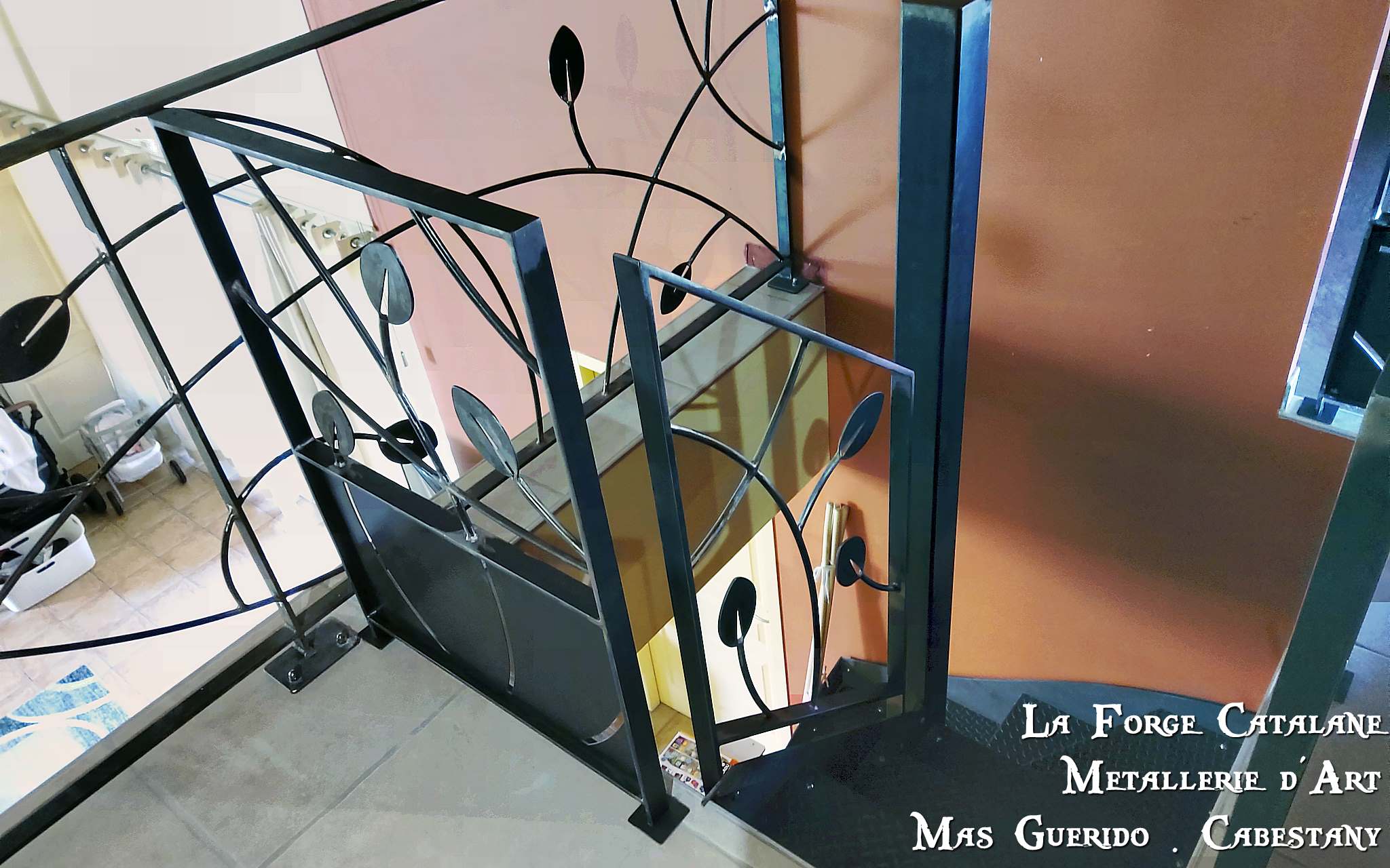 garde corps et rampant avec feuilles travaillees a chaud forge catalane.jpg